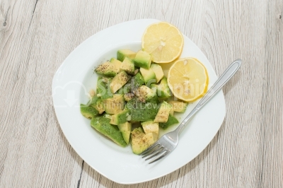 Avocado salad with lemon
