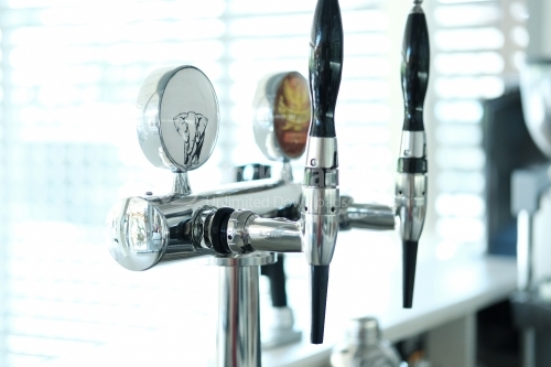 Beer dispenser head