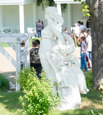 Sideway view of a woman body tatue surrounded by public