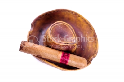 Unused large cigar in an old tin ashtray - Stock Image